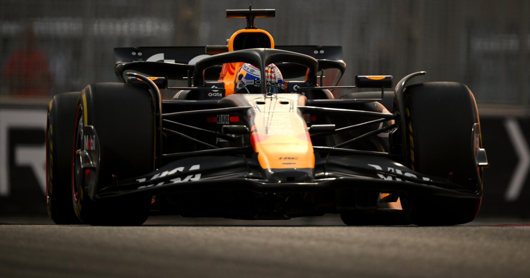 Verstappen incasseert McLaren-tikje van Norris in tweede training Abu Dhabi