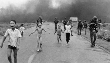 In Netflix-docu staat de echte fotograaf van het ‘napalmmeisje’ na vijftig jaar recht ★★★★☆ - De Standaard