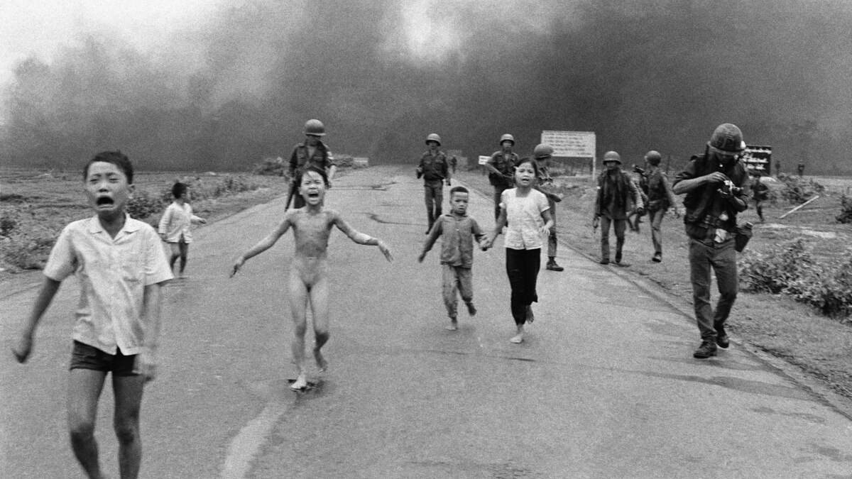 In Netflix-docu staat de echte fotograaf van het ‘napalmmeisje’ na vijftig jaar recht ★★★★☆ - De Standaard