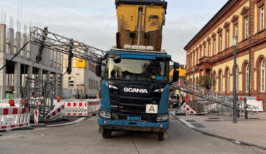 Kieptrailer rijdt met omhoogstaande bak tegen tijdelijke brug