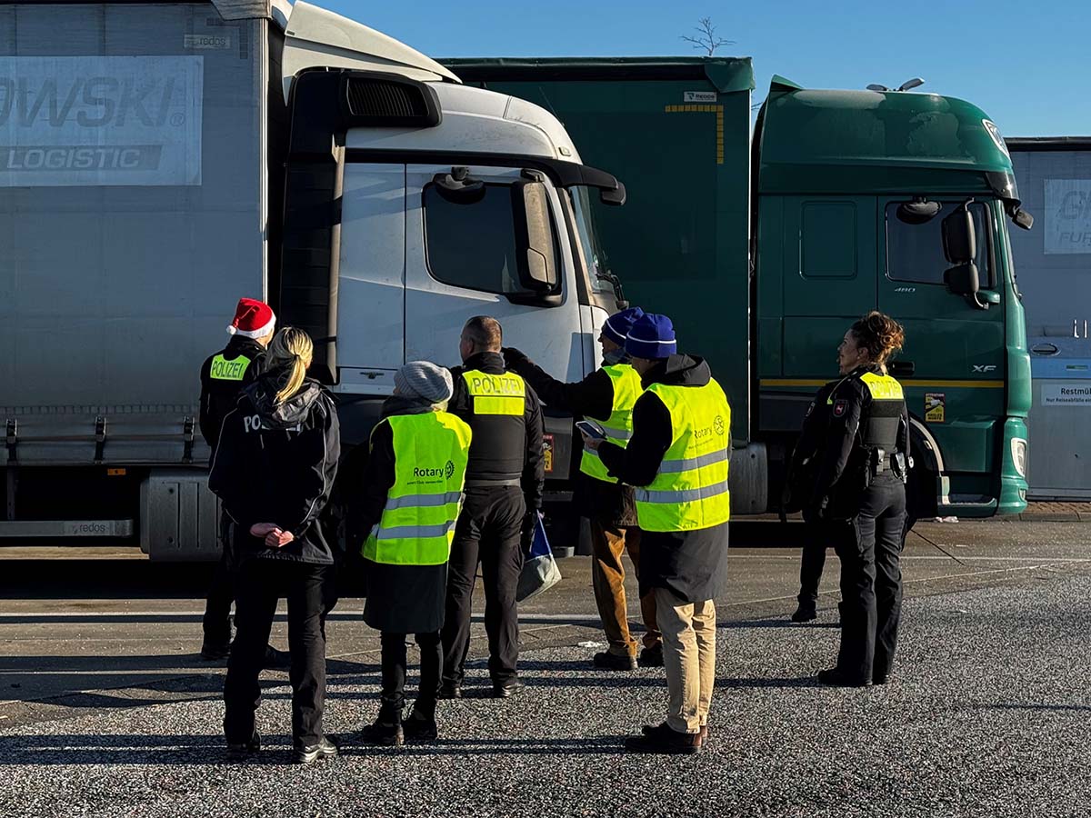 Geen controle, maar warme kerstgroet: politie bezoekt chauffeurs op Eerste Kerstdag [+foto’s]