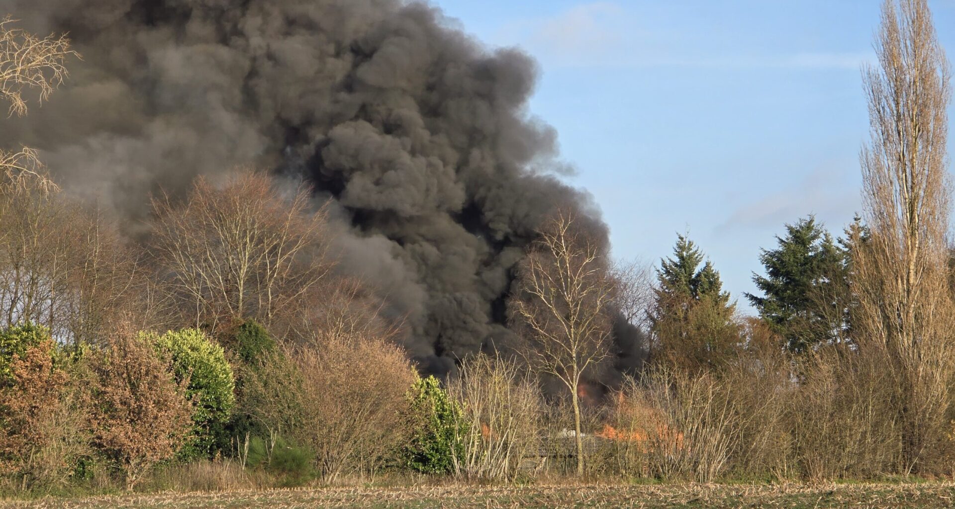 Grote rookwolken bij brand in schuur