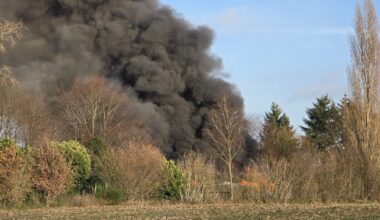 Grote rookwolken bij brand in schuur