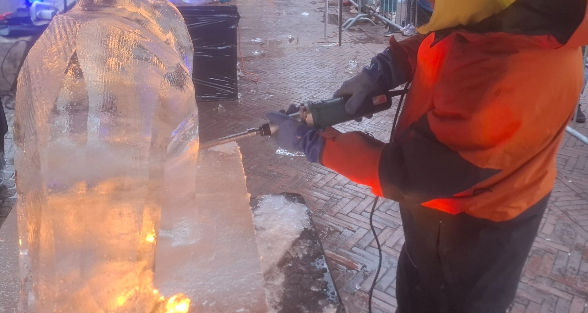 Maken ijssculpturen op Grote Markt trekt veel belangstelling: “Het was een gekkenhuis”