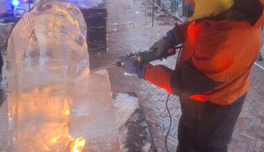 Maken ijssculpturen op Grote Markt trekt veel belangstelling: “Het was een gekkenhuis”