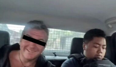 De 41-jarige beschonken Nederlander H. is vrolijk als hij door agente nnaar het politiebureau wordt gebracht.