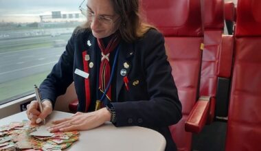 conducteur deelt honderden kerstkaarten uit om reizigers te verbinden