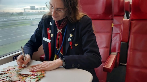 conducteur deelt honderden kerstkaarten uit om reizigers te verbinden