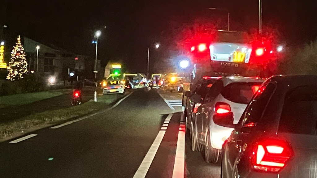 Auto belandt in sloot door heftig verkeersongeluk, zeven gewonden