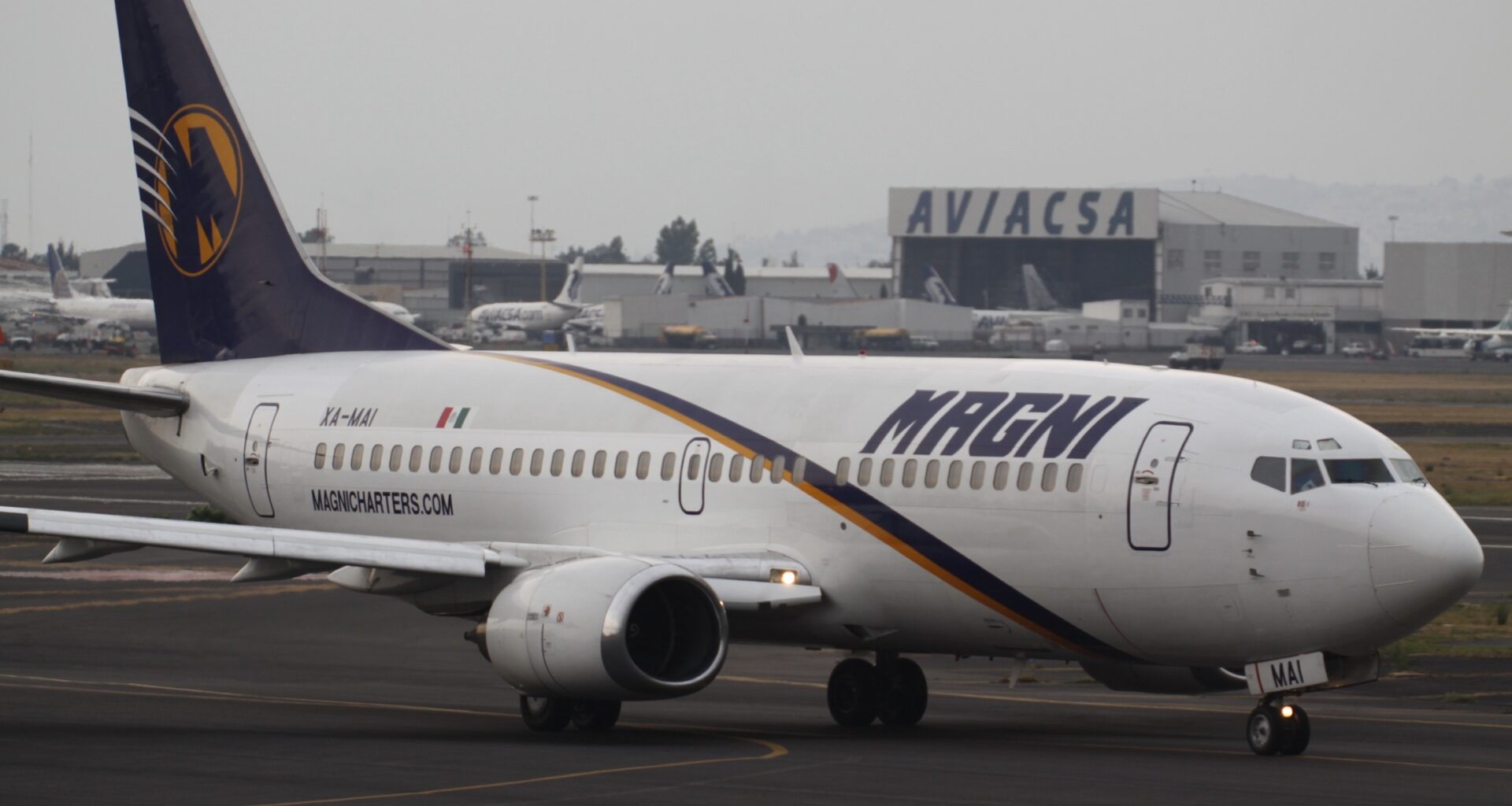 Piloot protesteert en gijzelt eigen vliegtuig