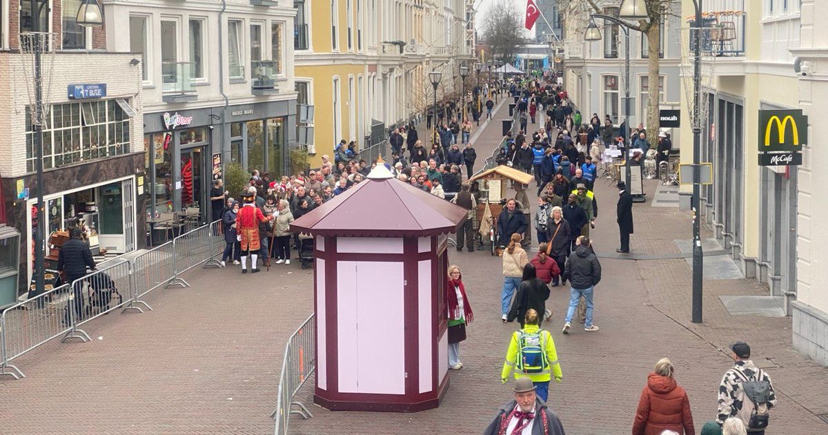 Ongeloof bij medewerkers en bezoekers: amper wachtrijen bij Dickens Festijn - RTV Oost
