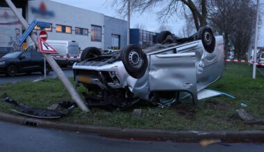 112-nieuws | Bestelbus eindigt ondersteboven na botsing - Gouwenaar vast voor inbraak