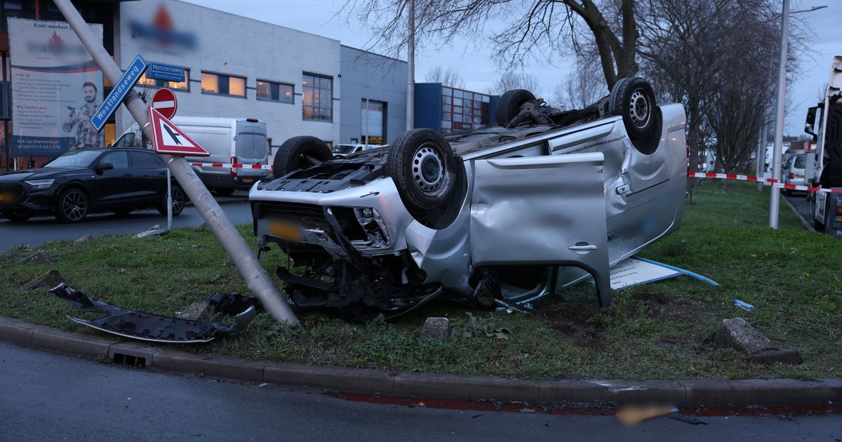 112-nieuws | Bestelbus eindigt ondersteboven na botsing - Gouwenaar vast voor inbraak