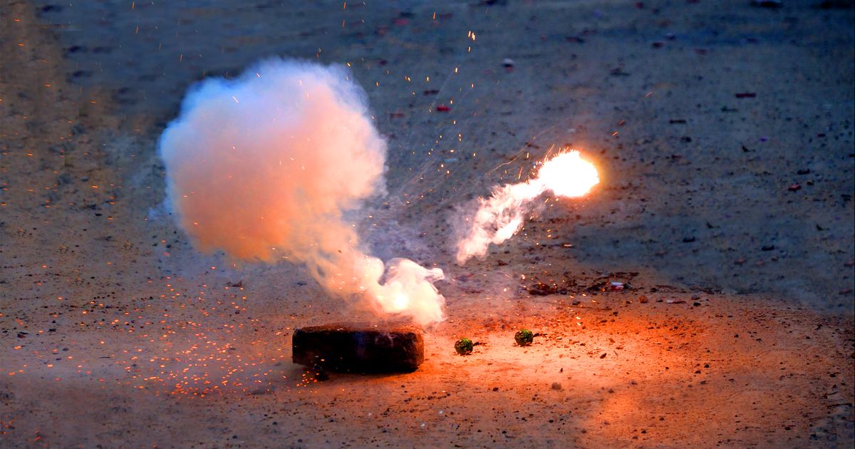 Agente gewond door vuurwerk, tiener (15) aangehouden - Rijnmond