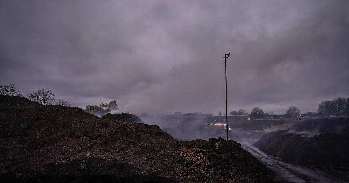 Afvalbult bij recyclebedrijf in Emmen in brand