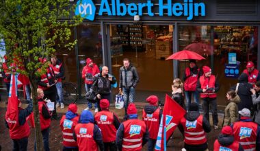 Medewerkers van een distributiecentrum van Albert Heijn demonstreren voor een filiaal van AH