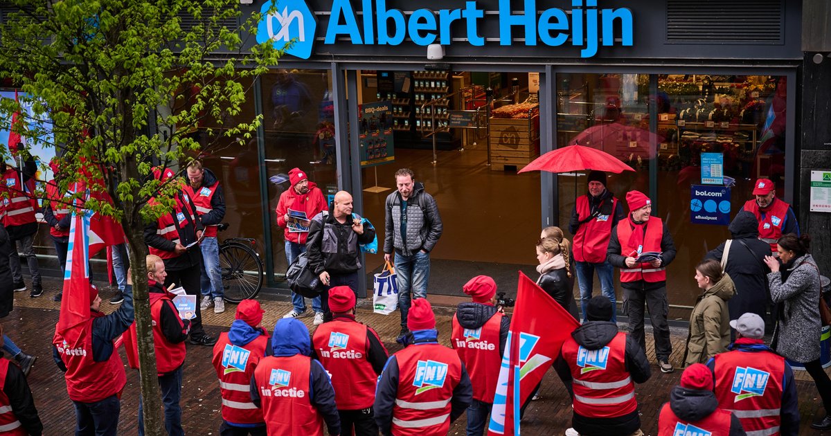 Medewerkers van een distributiecentrum van Albert Heijn demonstreren voor een filiaal van AH