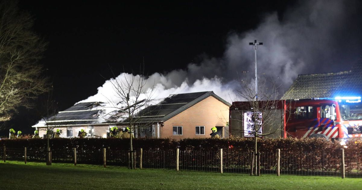Brand legt schuur in Lunteren grotendeels in de as