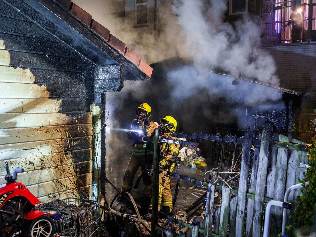 De brandweer moest bij verschillende schuren delen slopen