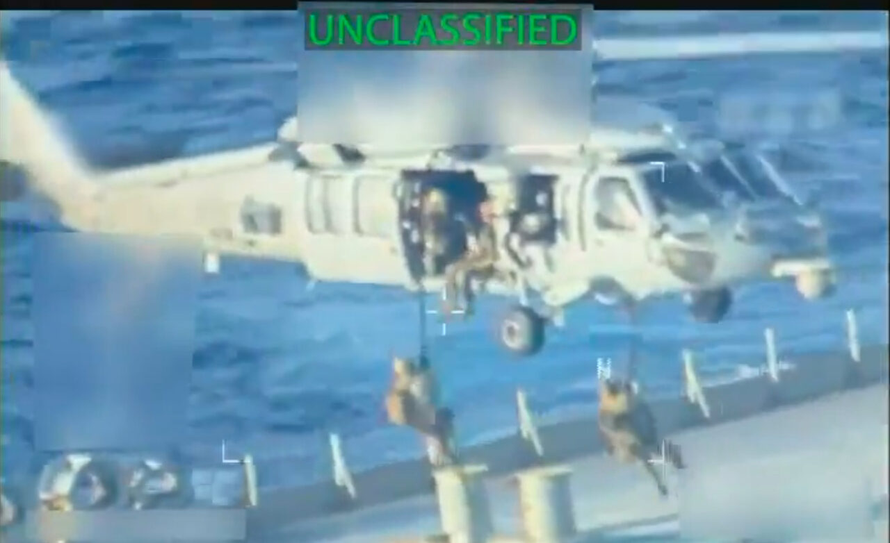 Trump dag 325: Trump vraagt 5 jaar social media geschiedenis voor toegang VS, onderschept tanker bij Venezuela en 'houdt de olie', lanceert Gold Card van $1 miljoen; aanvraagkosten $15.000, dreigt ICC met sancties als ze niet beloven hem niet te vervolgen, derde renteverlaging Fed dit jaar