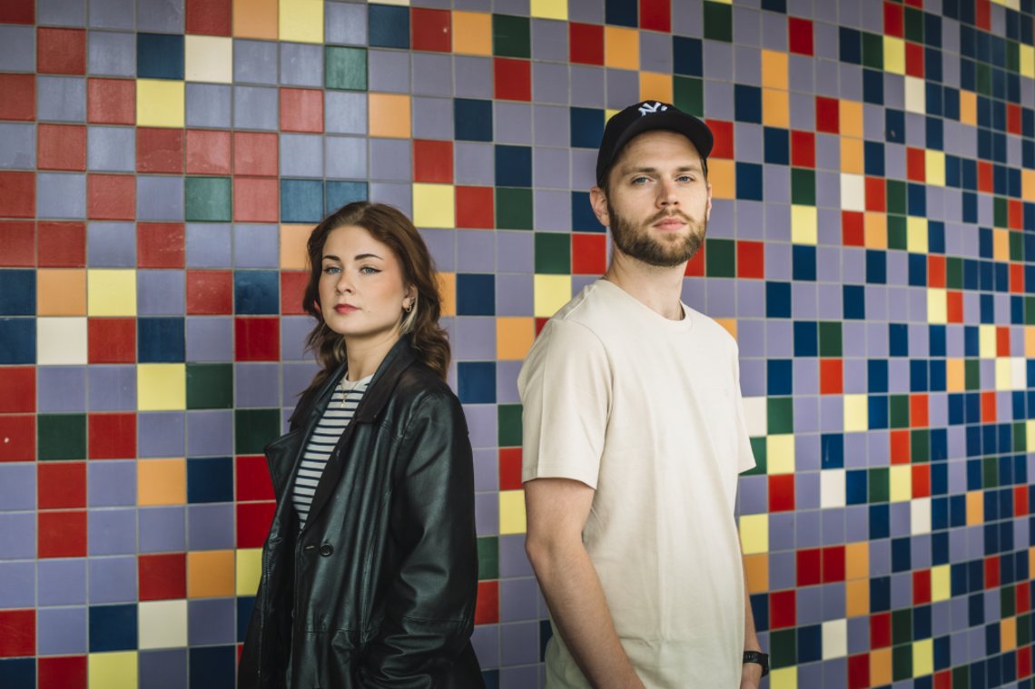 Zangeres Eline Edens is een voorbeeld voor haar broer Martin. ‘Ze snapt hoe mijn hoofd werkt’