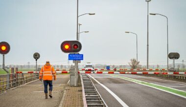 112-nieuws: Eelwerderbrug in storing • Spookrijder opgepakt met drugs en zonder rijbewijs - RTV Noord