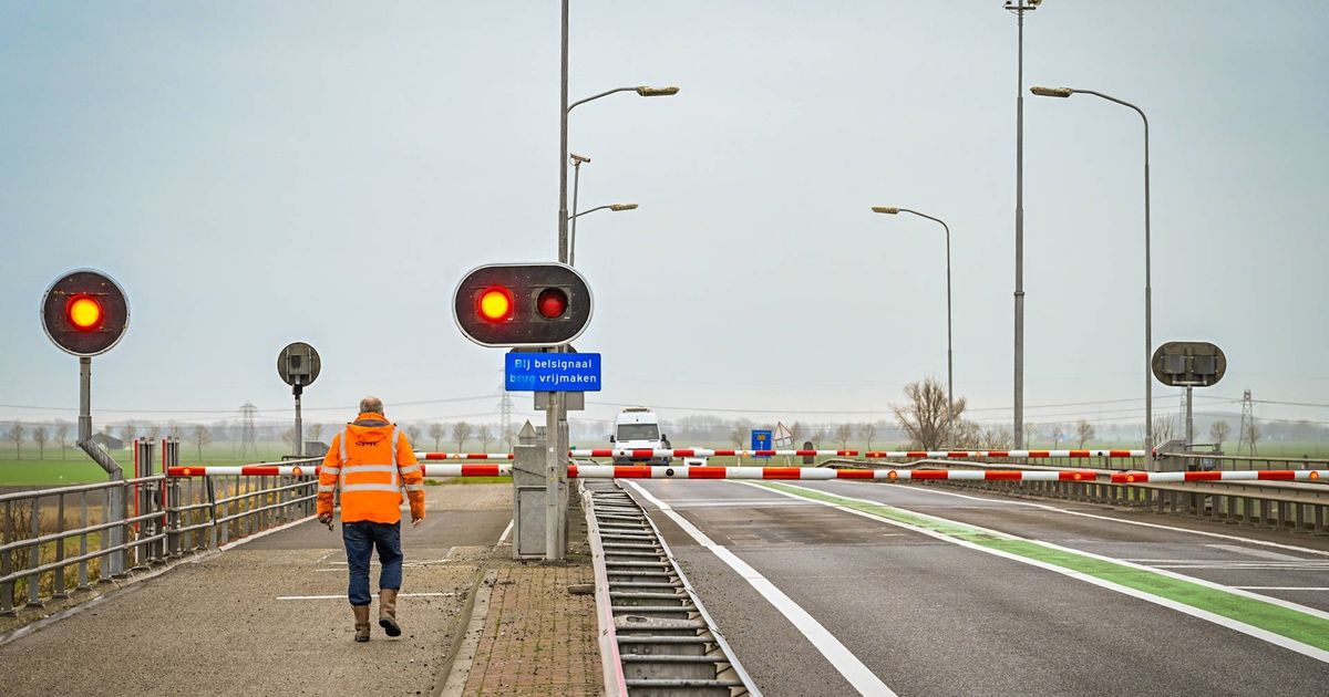 112-nieuws: Eelwerderbrug in storing • Spookrijder opgepakt met drugs en zonder rijbewijs - RTV Noord