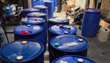 Controle op bedrijventerrein levert drugs, vuurwerk en nep-merkkleding op - Rijnmond