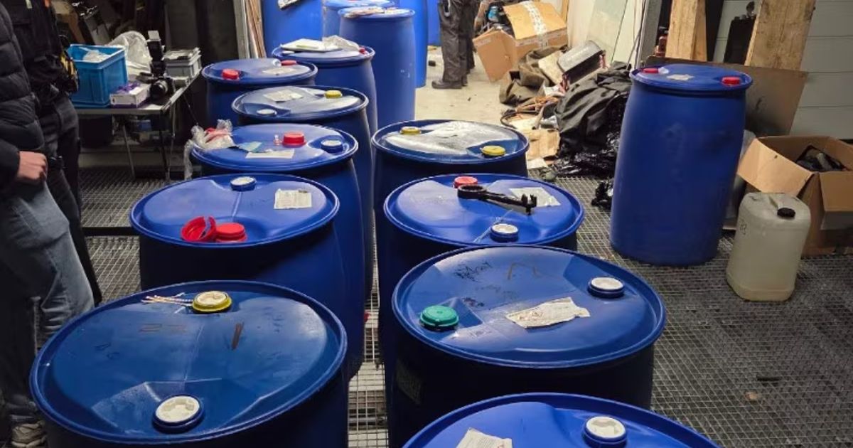 Controle op bedrijventerrein levert drugs, vuurwerk en nep-merkkleding op - Rijnmond