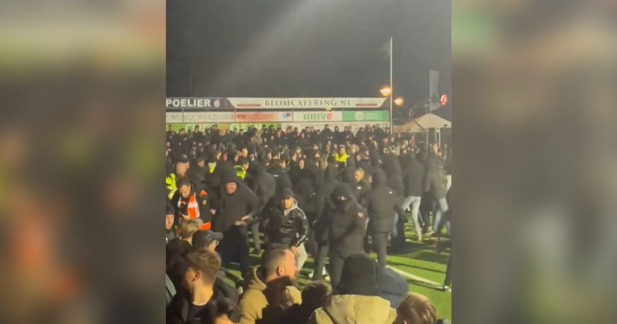 Massale vechtpartij op het veld na bekerwinst FC Twente op Spakenburg - RTV Oost