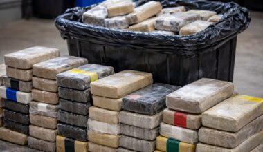 Ondernemer aangehouden in drugzaak rond 525 kilo cocaïne bij politiebureau Uitvlugt