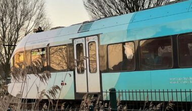 Nog jaren veiligheidsmaatregelen op spoor bij Hurdegaryp | Voetganger gewond na ongeluk op parkeerterrein in Sneek