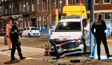 Politiewagen zwaar beschadigd na botsing op verkeerspaaltje - Rijnmond