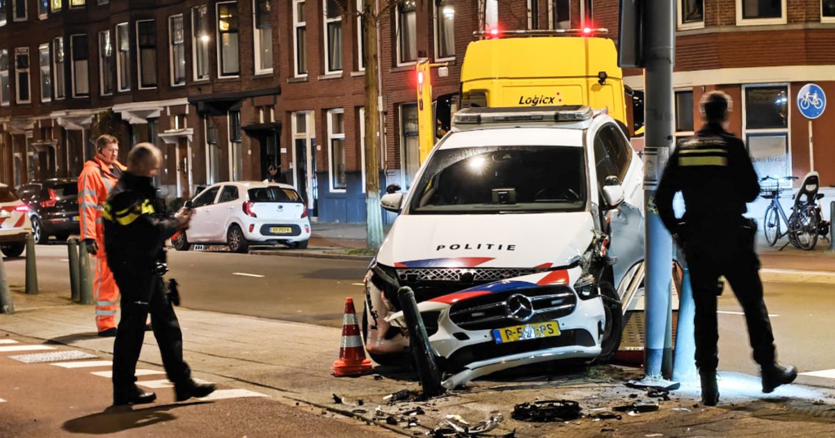 Politiewagen zwaar beschadigd na botsing op verkeerspaaltje - Rijnmond