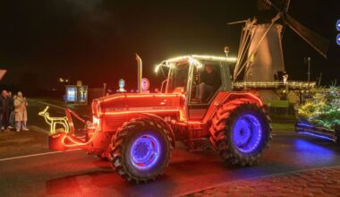 In Beeld: Veel oeh's en aah's bij optocht verlichte trekkers door Eemsdelta