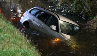 Vijf gewonden bij ongeluk, één slachtoffer gered uit auto in ijskoude sloot - Omroep West