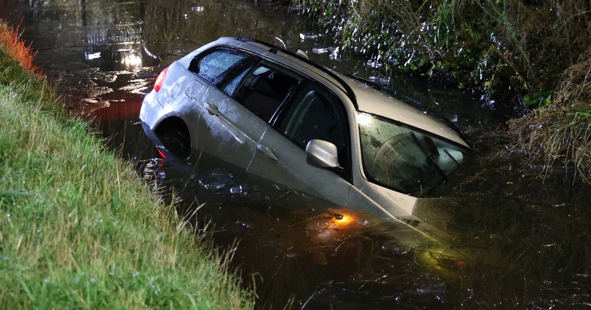 Vijf gewonden bij ongeluk, één slachtoffer gered uit auto in ijskoude sloot - Omroep West