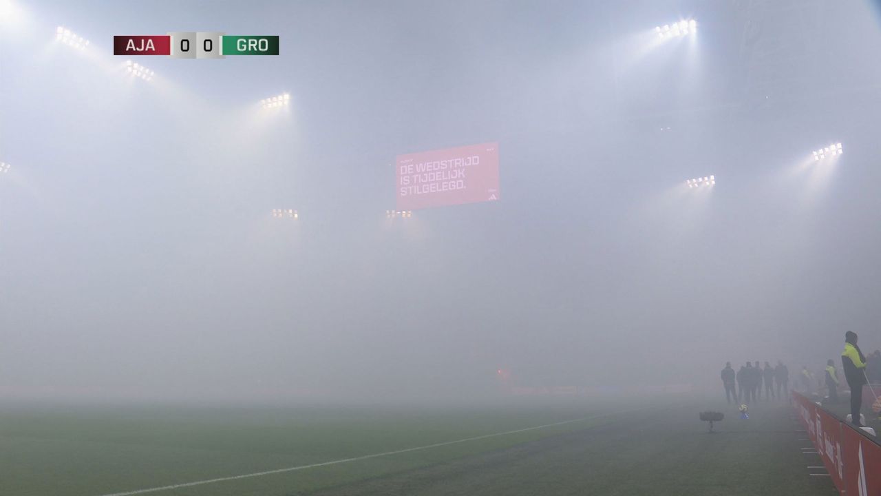 Enorme rookontwikkeling na het massaal afsteken van vuurwerk door Ajax-supporters - NOS