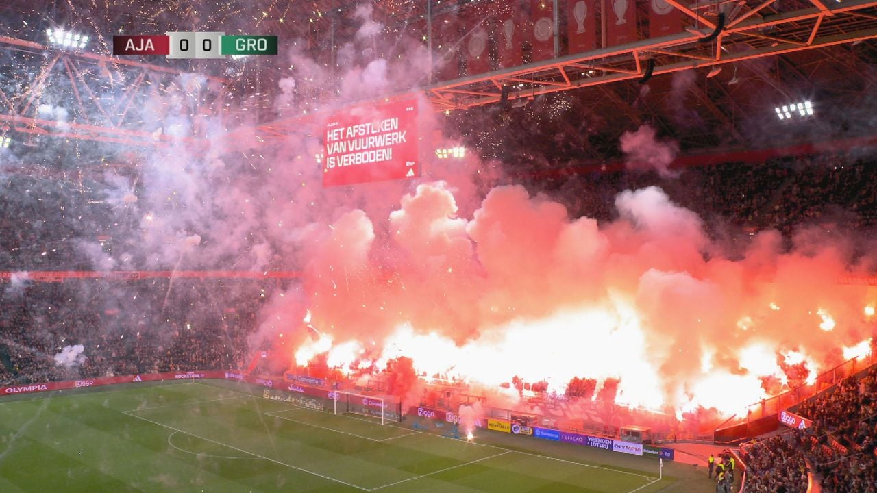 Supporters van Ajax herdenken een overleden fan door massaal vuurwerk af te steken in de Johan Cruijff Arena. - NOS