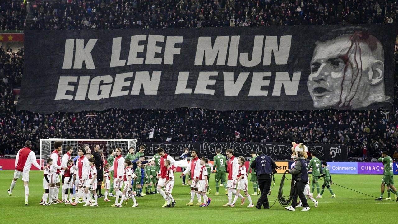 Eerbetoon van de Ajax-fans aan de overleden F-Side-supporter Thijmen Ruben Pfann. - ANP