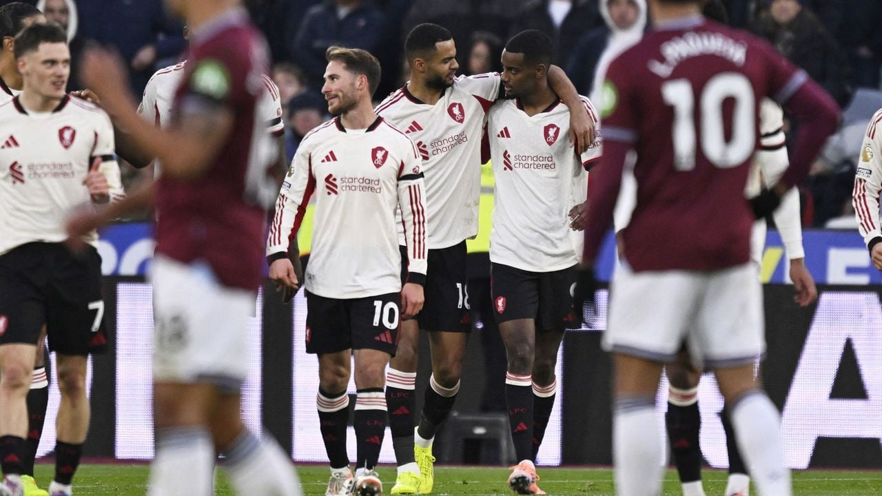 Alexander Isak en Cody Gakpo genieten van de belangrijke 1-0 van de Zweed tegen West Ham United. - Reuters