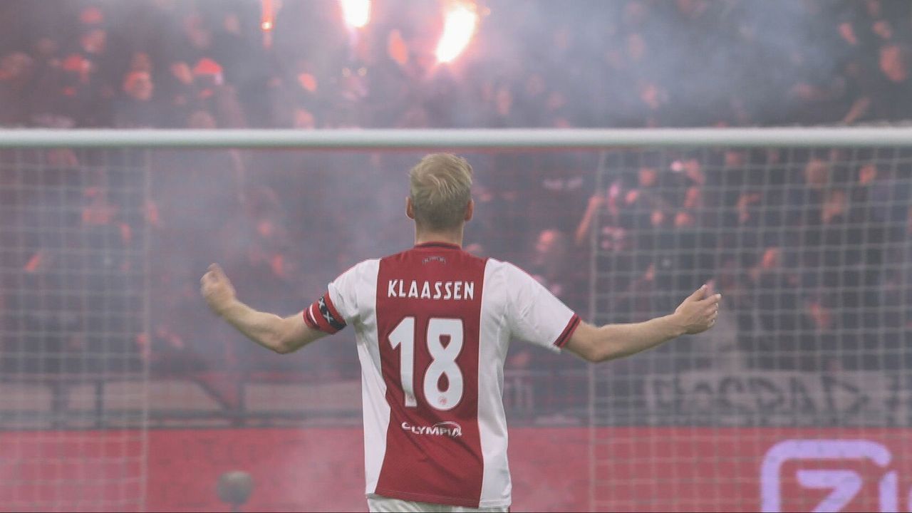 Davy Klaassen windt zich op over het vuurwerk dat na de hervatting wordt ontstoken - NOS