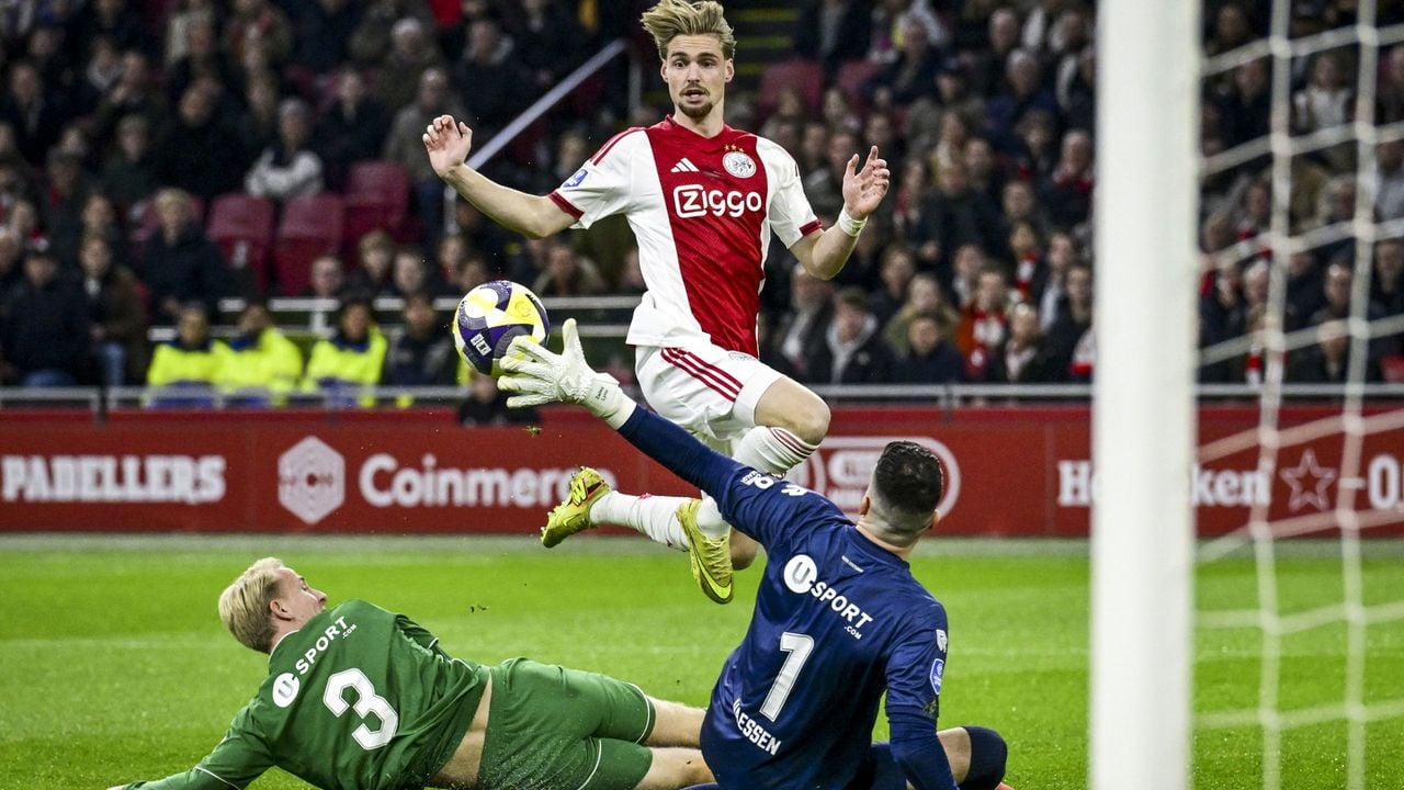 Kenneth Taylor is dicht bij de openingstreffer van Ajax tegen FC Groningen. - ANP