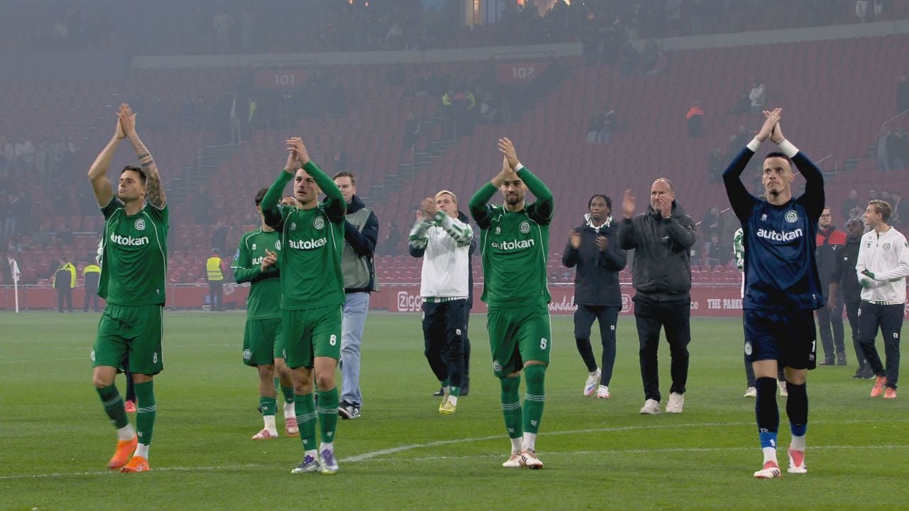 De spelers van FC Groningen bedanken de meegereisde fans. - NOS