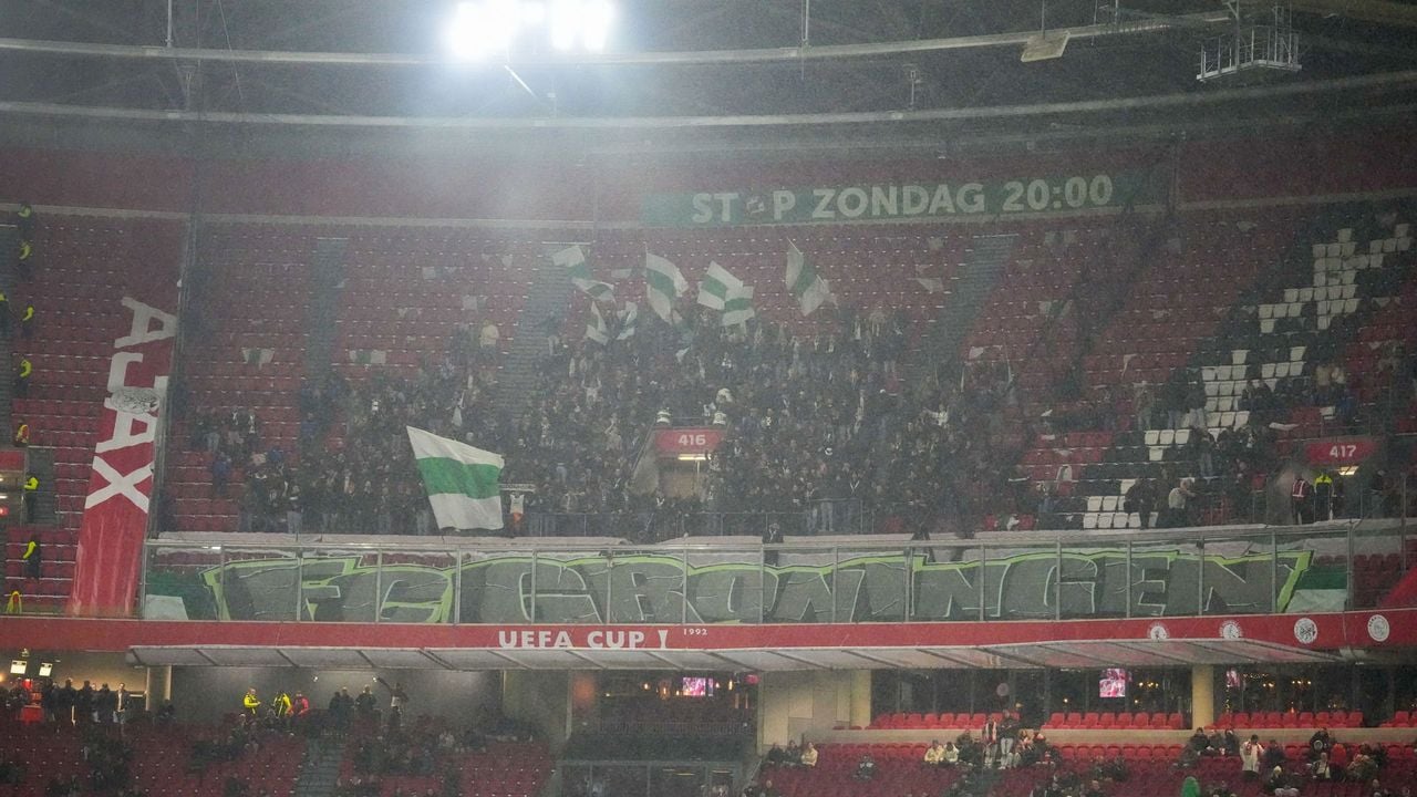 De supporters van de uitploeg zijn aanwezig, maar onder protest. - Pro Shots