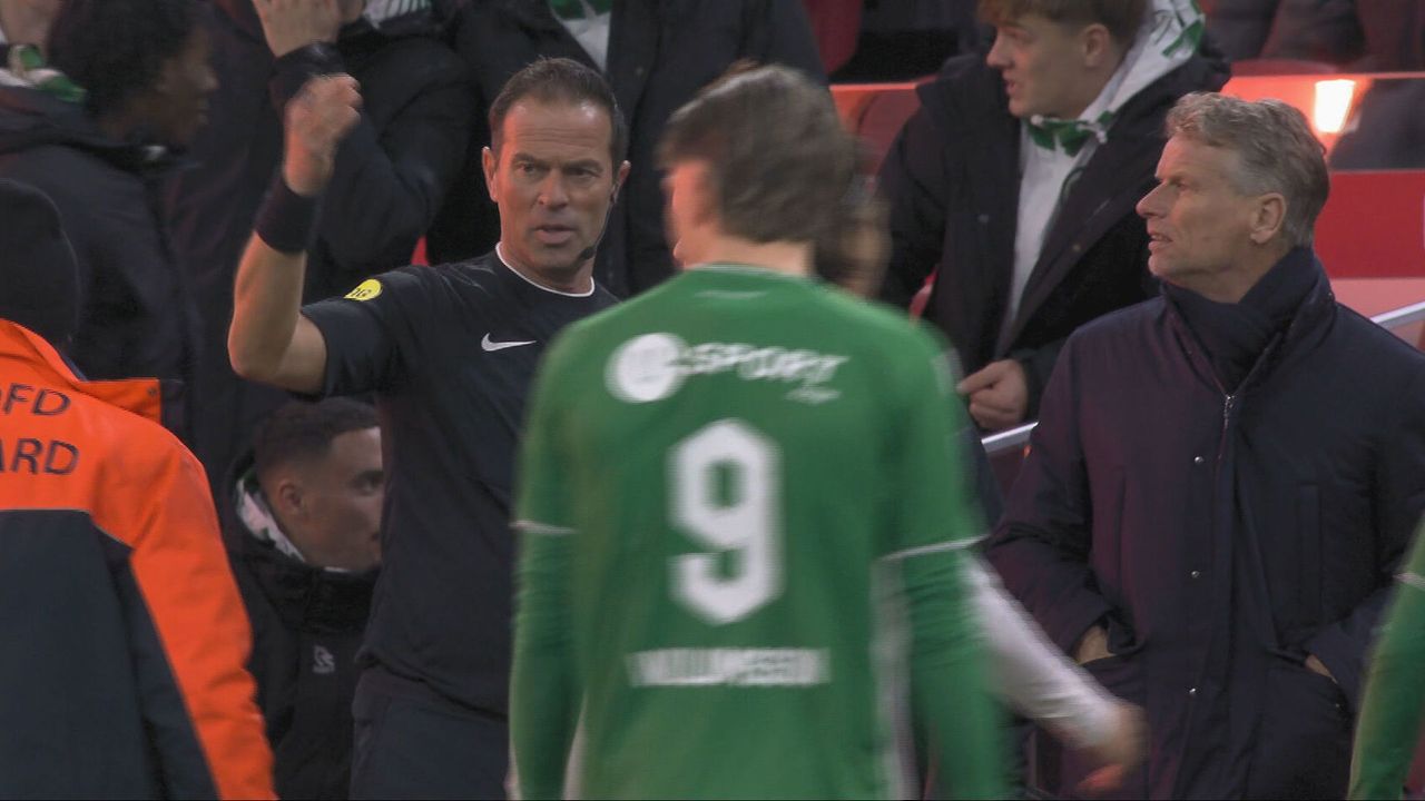 Scheidsrechter Bas Nijhuis wijst de spelers van Ajax en Groningen richting kleedkamer. - NOS