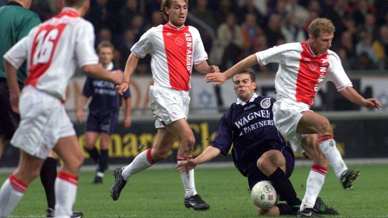 Ronald Hamming onderschept de bal voor Tim de Cler tijdens Ajax-Fortuna Sittard in 1999. - ANP