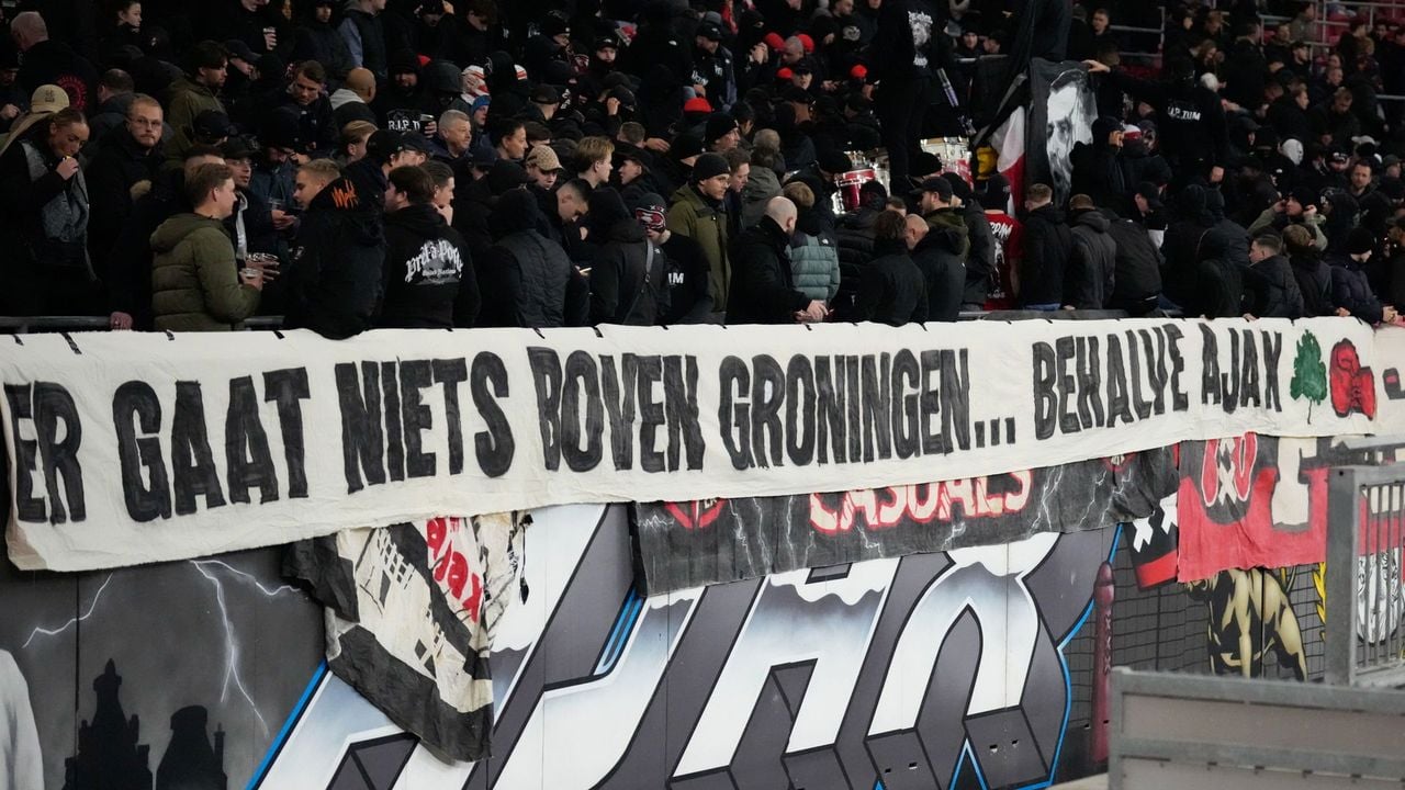 Een gevat spandoek van Ajax-supporters richting FC Groningen. - Pro Shots
