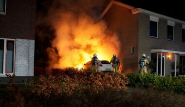 Politie houdt minderjarige jongen aan in onderzoek naar autobranden in Assen