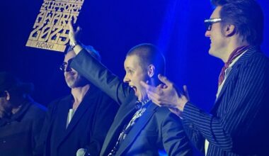 Patat en appelmoes, kamasutrajurk en heel veel prijzen: Haags Popgala smaakt naar meer